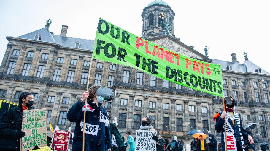 XR activists hold a banner against consumerism during the demonstration.
Extinction Rebellion organized in the center of Amsterdam a fashion parade, to mock fast fashion and to bring attention to the fast fashion industry’s exploitative, profit-oriented, and greenwashing practices. The climate activists marched through the main shopping streets dancing and wearing repaired and second-hand clothes.