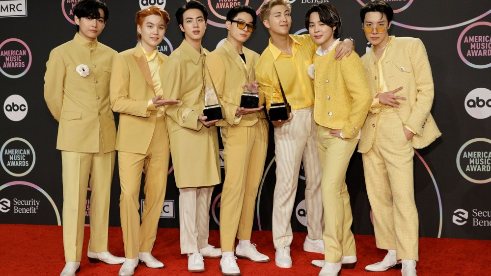 LOS ANGELES, CALIFORNIA - NOVEMBER 21: (L-R) V, Suga, Jin, Jungkook, RM, Jimin, and J-Hope of BTS, winners of the Favorite Pop Song, Favorite Pop Duo or Group, and Artist of the Year awards, pose in the press room during the 2021 American Music Awards at Microsoft Theater on November 21, 2021 in Los Angeles, California. (Photo by Matt Winkelmeyer/Getty Images for MRC)