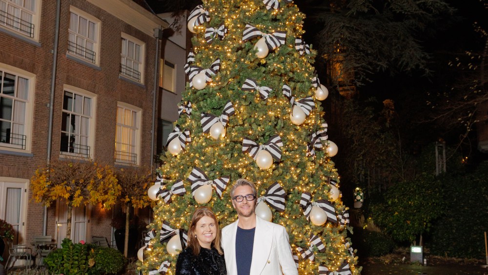 Designer Jenny Packham and Jacu Strauss, creative director of the Lore Group in front of the Pulitzer Amsterdam's tree.