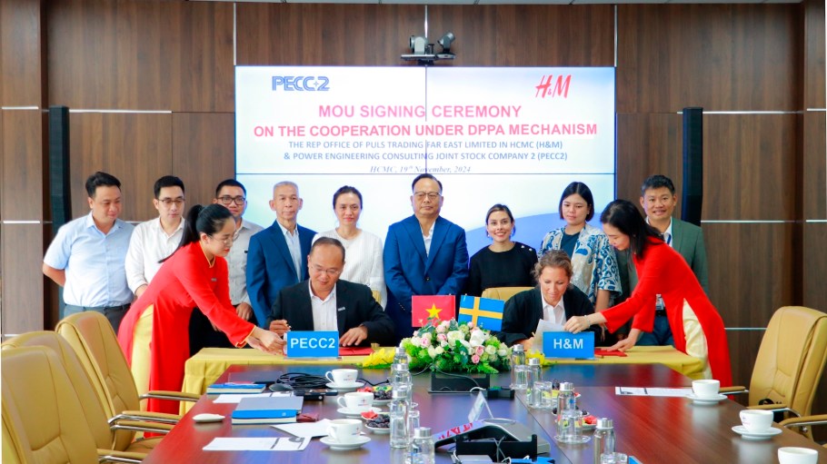 Nguyen Hai Phu of PECC2 and Jessica Vilhelmsson of H&M, among others, represented their organizations to sign a memorandum of understanding for cooperation.