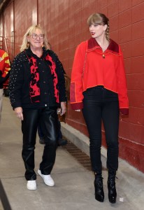 Wide-leg, straight and flare jeans may be trendy but classic skinny jeans continue to have the unwavering support of one of the world’s biggest stars: Taylor Swift.