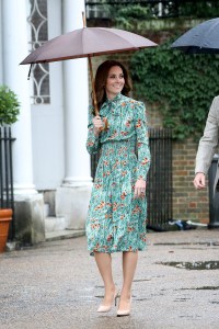 LONDON, ENGLAND - AUGUST 30:  Catherine, Duchess of Cambridge is seen during a visit to The Sunken Garden at Kensington Palace on August 30, 2017 in London, England.  The garden has been transformed into a White Garden dedicated in the memory of Princess Diana, mother of The Duke of Cambridge and Prince Harry.  (Photo by Chris Jackson/Getty Images)