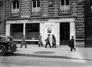 L'institut de Beauté Lina Cavalieri sur l'avenue Victor-Emmanuel (maintenant avenue Franklin Roosevelt) à Paris, France en 1932. (Photo by KEYSTONE-FRANCE/Gamma-Rapho via Getty Images)