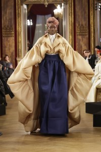 Viktor & Rolf Spring 2025 Couture