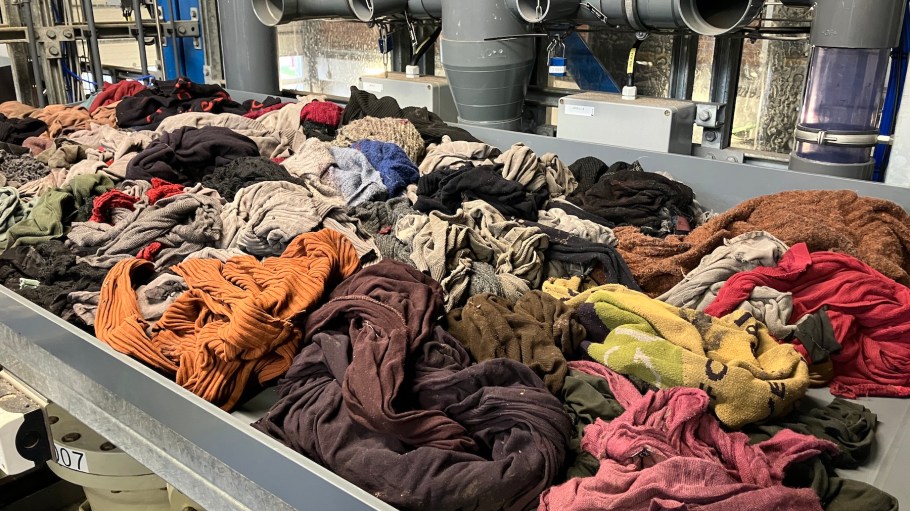 Post consumer polycotton after hydrolysis.