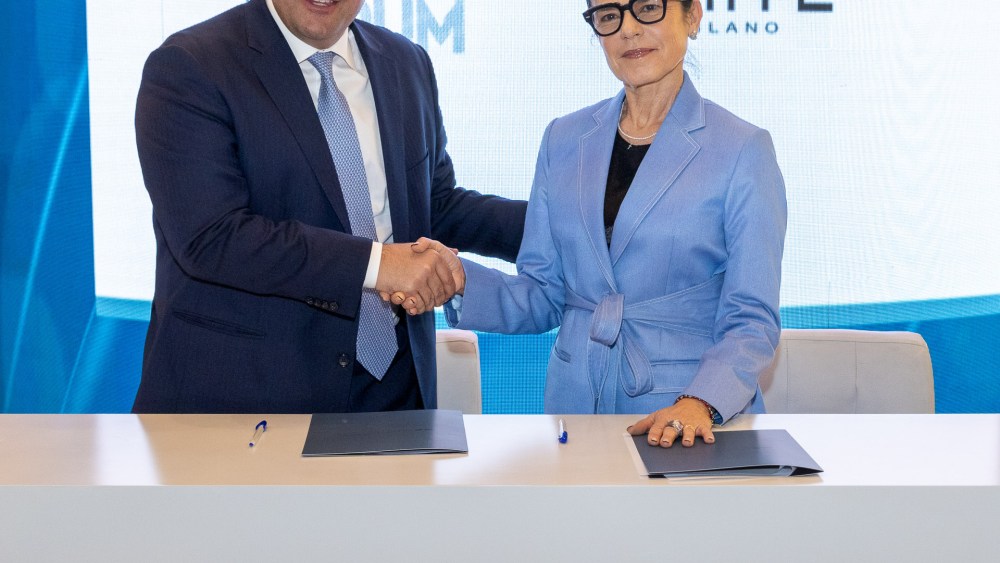 Brenda Bellei, White chief executive officer and Panos Linardos, resident of the RLC global forum, signing the memorandum of understanding.