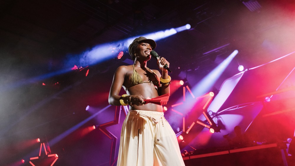 Last night, on April 9, H&M united talent from across the music and fashion industry for a special celebration in LA. Billed as a one-off festival, the evening featured performances from Doechii, Robyn, Jamie xx, PinkPantheress, SAILORR, amongst others. 
Doechii dressed in H&M S/S 2025.