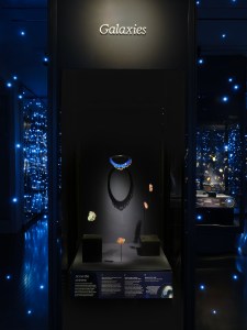Showcasing jewels inspired by the billions of immense, swirling galaxies in the observable universe, the “Across the Universe” display includes the Doubles Galaxies (Double Galaxy) clips (2021), a pair of pink and mauve spiral designs reminiscent of spiral galaxies like the Butterfly Galaxies in the constellation Virgo.