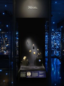 Featuring creations that celebrate our fascination with the Moon, the “Lunar Wonders” display features memorable pieces such as a gold-and-ruby Moon pendant and brooch.