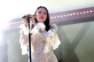 INDIO, CALIFORNIA - APRIL 13: (FOR EDITORIAL USE ONLY) (EDITORS NOTE: This image contains partial nudity.) (L-R) Noah Cyrus performs with Shaboozey at the Coachella Stage during the 2025 Coachella Valley Music and Arts Festival at Empire Polo Club on April 13, 2025 in Indio, California. (Photo by Arturo Holmes/Getty Images for Coachella)
