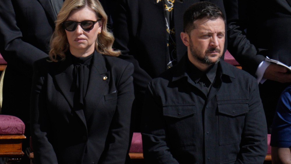Olena Zelenska (l) and Ukrainian President Volodymyr Zelenskyy (r) are seen in Rome, Italy on 26 April, 2025. (Photo by Jaap Arriens/NurPhoto via Getty Images), dress code, suit