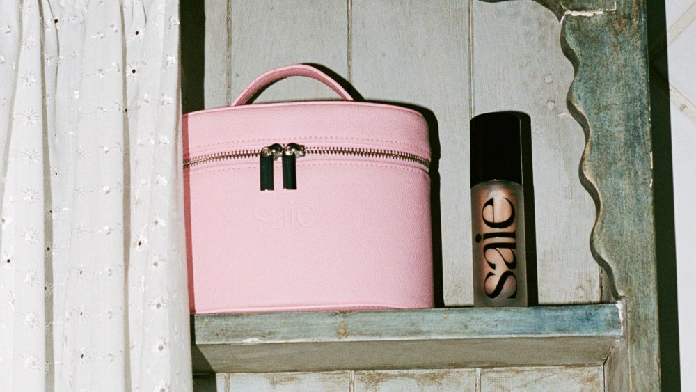 Saie's mini vanity case in light pink.