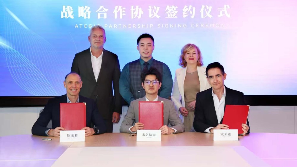 L’Oréal executives and Veminsyn CEO and co-founder Zhao Yaran at the official signing ceremony.