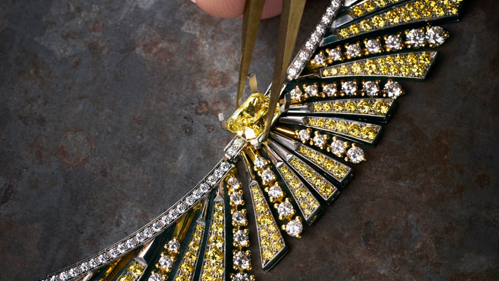 Bib necklace from the Soleil d'Or Sunrise collection, in white and yellow gold, set with a 2.01 “Fancy Intense Yellow” and diamond yellow and white diamonds.