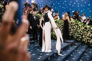 Zoe Salanda in Thom Browne at the 2025 Met Gala.