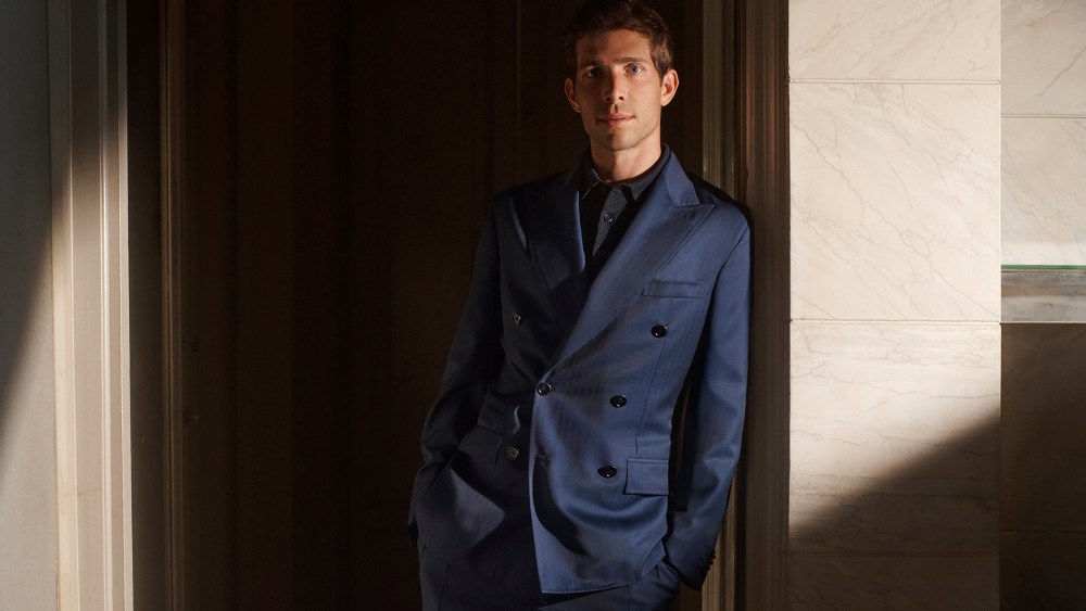 Spanish midfielder Sergi Roberto Carnicer wearing the navy look Brioni designed for the Como 1907 soccer team.