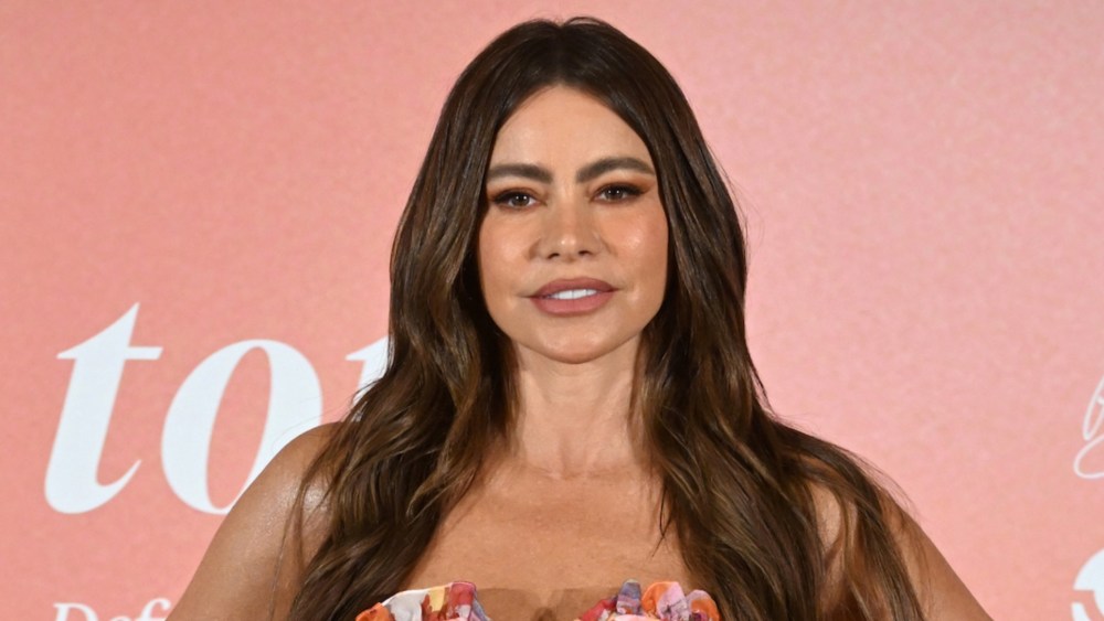 Sofía Vergara dons guava-themed summer makeup at a Toty event in Spain.