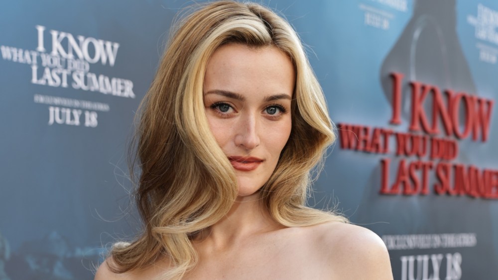 Sarah Pidgeon with Carolyn Bessette-Kennedy-inspired hair.