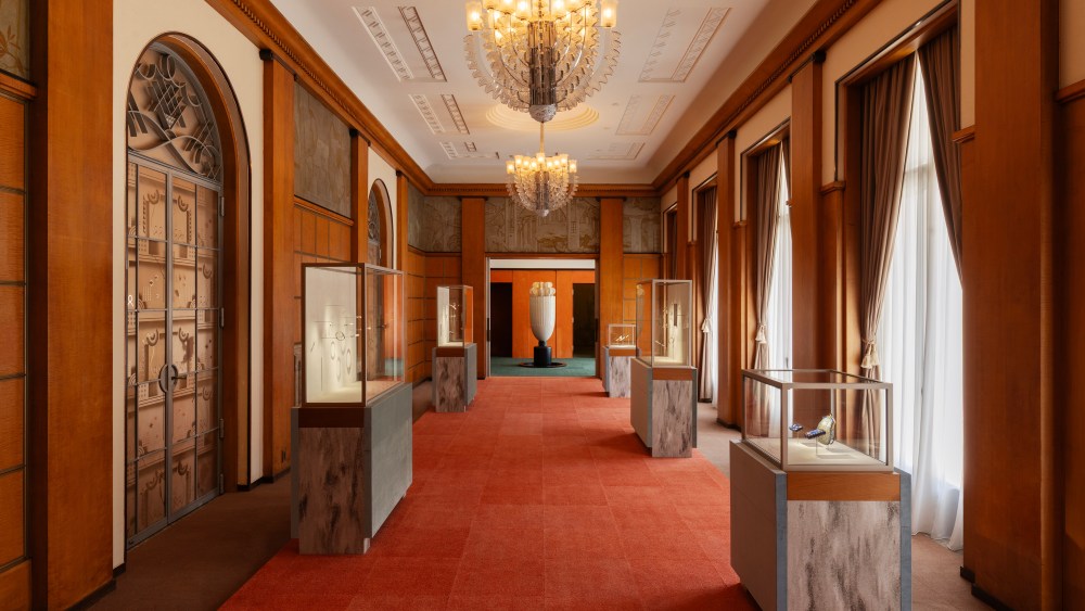 Views of the “Timeless Art Deco with Van Cleef & Arpels High Jewelry” exhibition at the Tokyo Metropolitan Teien Art Museum.