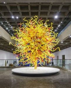 Dale Chihuly (born in 1941), The Sun (detail), 2003, MMFA, purchase, gifts of J. Sebastian van Berkom, Marcel and Caroline Elefant, an anonymous donor, Jacqueline Desmarais, Sun Life Financial, John A. and Phyllis Rae, Polaroid Eyewear, New Look Eyewear and the thousands of Museum visitors and members who contributed to this acquisition. © Chihuly Studio / Artists Rights Society (ARS), New York / CARCC Ottawa 2025.