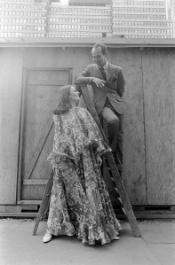 Designer Oscar de la Renta (R)