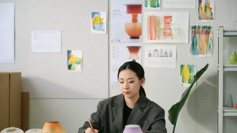 Chinese glass artist Jinya Zhao and the Uzlo sculpture commissioned by Polène.