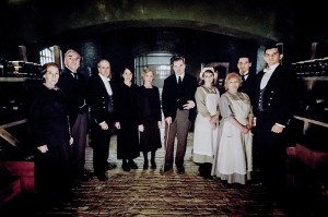 DOWNTON ABBEY, from left: Phyllis Logan, Jim Carter, Kevin Doyle, Raquel Cassidy, Joanne Froggatt, Brendan Coyle, Sophie McShera, Lesley Nicol, Robert James-Collier, Michael Fox, , 2019. Ph: Jaap Buitendijk / © Focus Features / courtesy Everett Collection