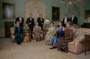 DOWNTON ABBEY: A NEW ERA, (aka DOWNTON ABBEY 2), from left: Samantha Bond, Douglas Reith, Harry Hadden-Paton, Laura Carmichael, Hugh Bonneville, Elizabeth McGovern, Michelle Dockery, Penelope Wilton (sitting), Robert James Collier, Michael Fox, 2022. ph: Ben Blackall /© Focus Features / Courtesy Everett Collection