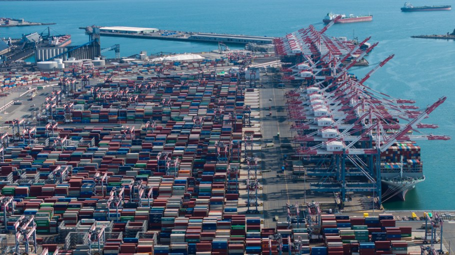 Cargo numbers at the Port of Los Angeles were relatively flat in August, declining 0.2 percent to 958,355 20-foot equivalents (TEUs).