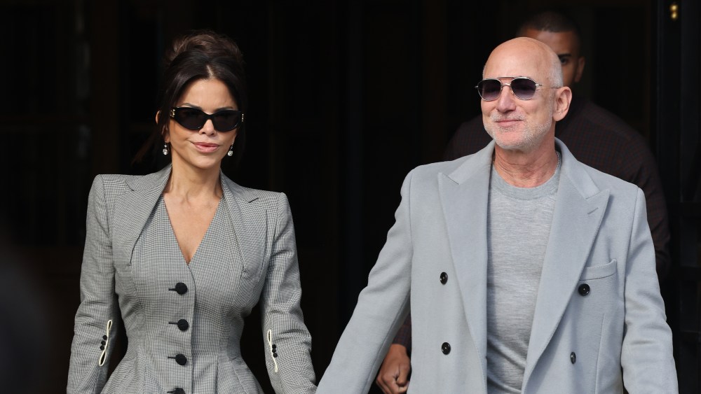PARIS, FRANCE - OCTOBER 04: Jeff Bezos and Lauren Sánchez Bezos leaving The Ritz during the Womenswear Spring Summer 2026 as part of Paris Fashion Week on October 04, 2025 in Paris, France. (Photo by Neil Mockford/Getty Images)