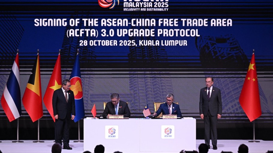 China’s Premier Li Qiang and Malaysia’s Prime Minister Anwar Ibrahim witness the signing of the ASEAN-China Free Trade Area 3.0 Upgrade Protocol by China’s commerce minister Wang Wentao and Malaysia’s investment, trade and industry minister Tengku Zafrul Aziz during the ASEAN Summit on Oct. 28.
