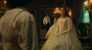 FRANKENSTEIN. (L to R) Oscar Isaac as Victor Frankenstein and Mia Goth as Elizabeth in Frankenstein. Cr. Courtesy of Netflix © 2025.