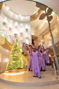 Dior’s Avenue Montaigne Store’s Holiday Lights