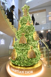 Dior’s Avenue Montaigne Store’s Holiday Lights