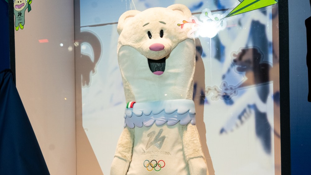 The reveal of one of Rinascente's windows dedicated to the Milano Cortina 2026 Olympic and Paralympic Winter Games.