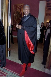 Attending the 1999 Harvard AIDS Institute gala at New York’s Plaza Hotel, Andre Leon Talley made a dandy statement in a tuxedo cape jacket with sleeves lined in red silk. He paired the striking piece with red pants, red Manolo Blahnik suede boots, a black cravat and lace shirting—an ensemble only he could imagine.