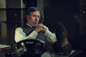 Peaky Blinders: The Immortal Man. Tim Roth as Beckett in Peaky Blinders: The Immortal Man. Cr. Robert Viglasky/Netflix © 2026.
