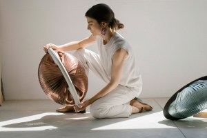 Maria Sole Ferragamo holding the Lucemuta design.