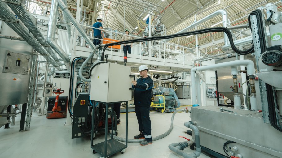 A production line for CARBIOS Active is already up and running at CARBIOS headquarters in Clermont-Ferrand, France, which can produce 2,500 tons/year of CARBIOS Active (required for the equivalent of 50,000 tons/year of enzyme-embedded PLA).