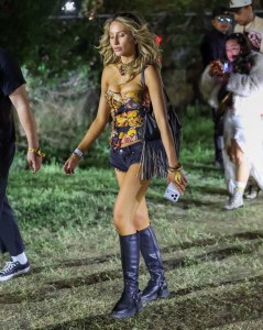 *EXCLUSIVE* Indio, CA   Alix Earle attends day 1 of weekend 1 at the 2026 Coachella Valley Music and Arts Festival in Indio, California.Pictured: Alix EarleBACKGRID USA 10 APRIL 2026 BYLINE MUST READ: The Daily Stardust / BACKGRIDUSA: +1 310 798 9111 / usasales@backgrid.comUK: +44 208 344 2007 / uksales@backgrid.com*UK Clients - Pictures Containing ChildrenPlease Pixelate Face Prior To Publication*