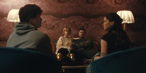 Beef. (L to R) Charles Melton as Austin Davis, Carey Mulligan as Lindsay Crane-Martin, Oscar Isaac as Josh Martin, Cailee Spaeny as Ashley Miller in episode 202 of Beef. Cr. Courtesy of Netflix © 2026