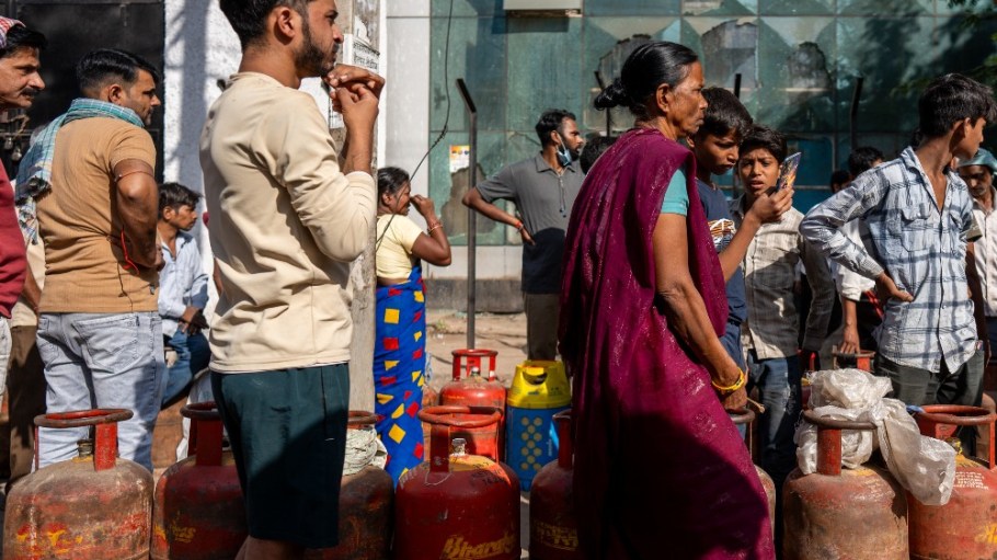 Indian buyers queue to refill their empty liquefied petroleum gas (LPG) cylinders near a gas agency office in Noida, on the outskirts of New Delhi, India, on April 16, 2026.