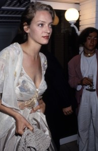 Uma Thurman lors de la montée des marches pour la présentation du film 'Pulp fiction' au festival international du film à Cannes le 20 mai 1994, France (Photo by Pool ARNAL/PICOT/Gamma-Rapho via Getty Images)