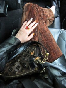 Obsessed with this pants, bag & nails color combo!!! 